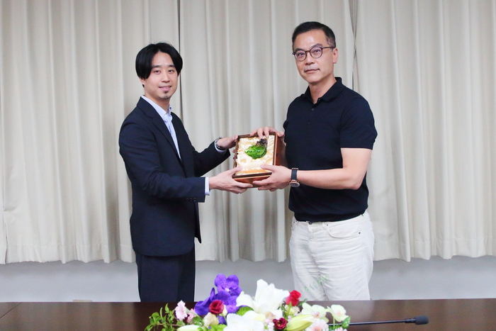 Dean Hu presents the Outstanding Mentor Award to Prof. Chou Ho-Hsiu from the Department of CHE. Prof. Chou was unable to attend, and Prof. Lin Yu-Jeng accepted the award on his behalf.