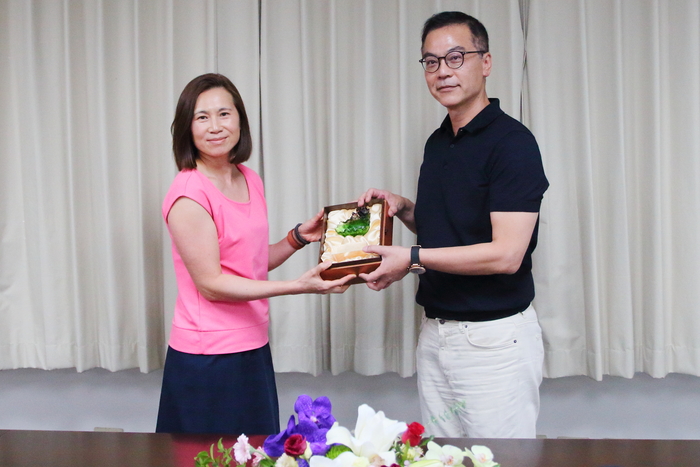 Dean Hu presents the Outstanding Mentor Award to Prof. Yeh Che-Ning from the Department of MS. Prof. Yeh was unable to attend, and Prof. Keng Pei-Yun accepted the award on her behalf.