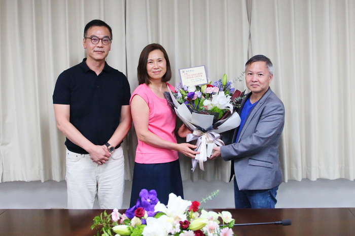 On behalf of Prof. Yeh Che-Ning, Prof. Keng Pei-Yun accepted the bouquet presented by Prof. Chu Ying-Hao (Eddie Chu), Chair of the Department of MS.