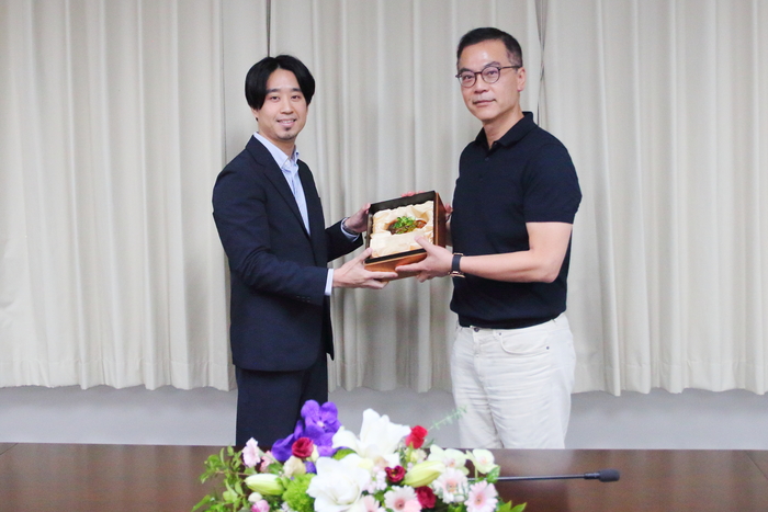 Dean Hu presents the Outstanding Teaching Award to Prof. Lin Yu-Jeng from the Department of CHE.