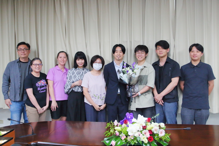 Prof. Lin Yu-Jeng accepts the bouquet presented by the the faculty and the the students from the Department of CHE.