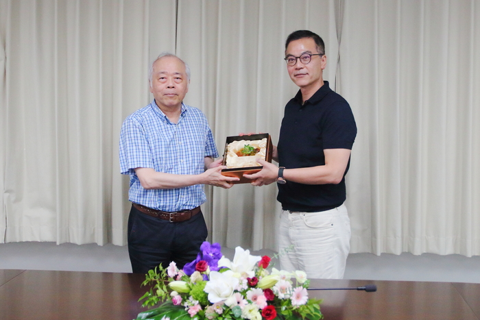 Dean Hu presents the Outstanding Teaching Award to Prof. Bai Ming-Sian from the Department of PME.