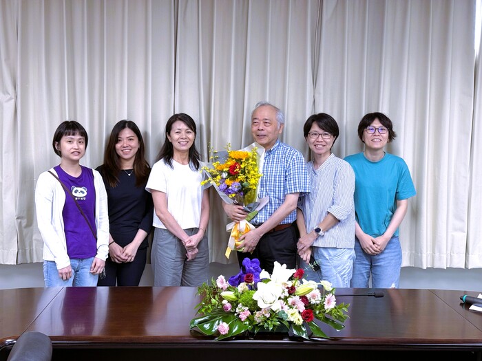 Prof. Bai Ming-Sian accepts the bouquet presented by the the faculty from the Department of PME.