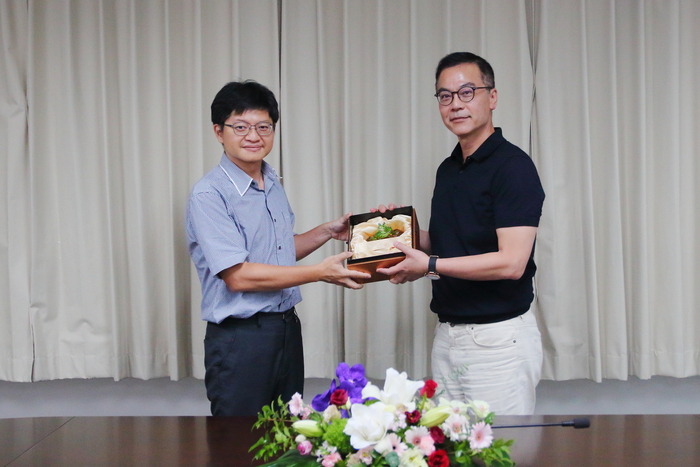 Dean Hu presents the Outstanding Teaching Award to Prof. Lin Hao-Wu from the Department of MS.