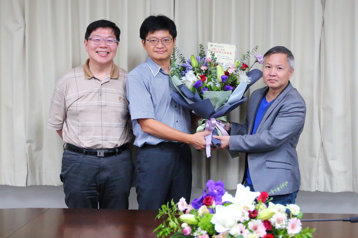 Prof. Lin Hao-Wu accepts the bouquet presented by Prof. Liao Chien-Neng, the Associate Dean of the College of Engineering, and Prof. Chu (Eddie) Ying-Hao, the Chairman of the Department of MS.