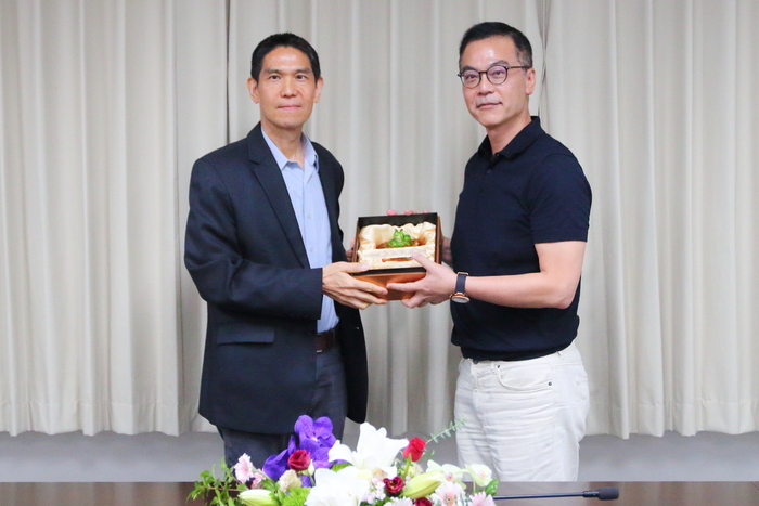 Dean Hu presents the Outstanding Teaching Award to Prof. Chu Chih-Hsing from the Department of IEEM.