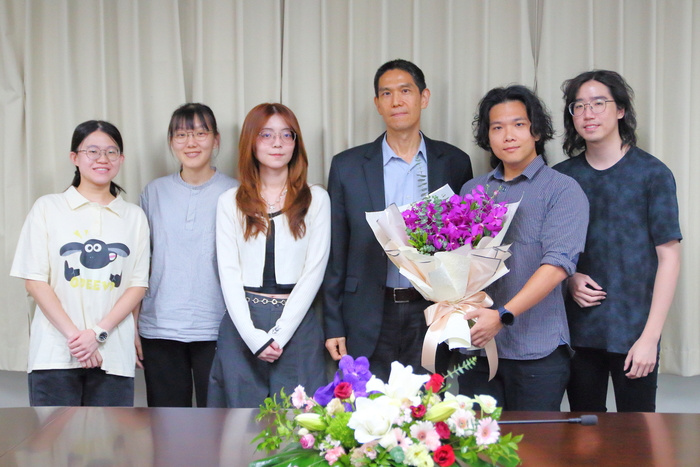 Prof. Chu Chih-Hsing accepts the bouquet presented by the students from the Department of IEEM.