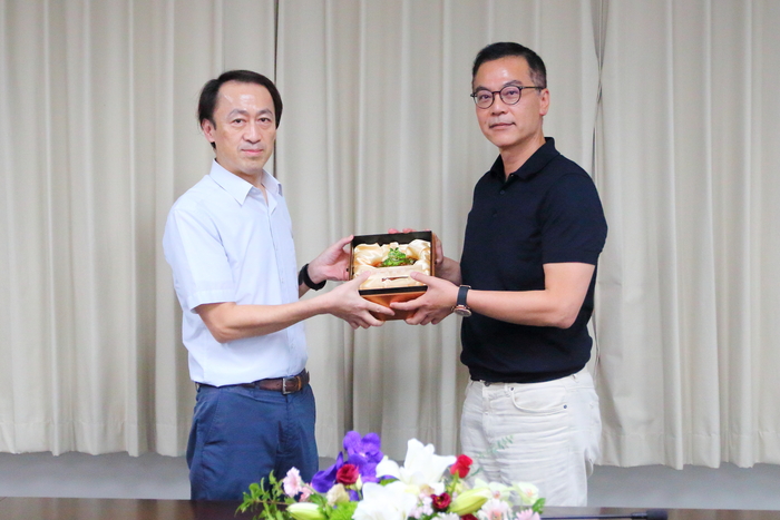 Dean Hu presents the Outstanding Teaching Award to Prof. Wang Yu-Lin from the Institute of NEMS.