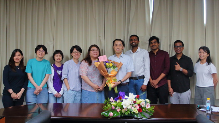 Prof. Wang Yu-Lin accepts the bouquet presented by the faculty from the Institute of NEMS and the Department of PME, and the students from the Institute of NEMS.