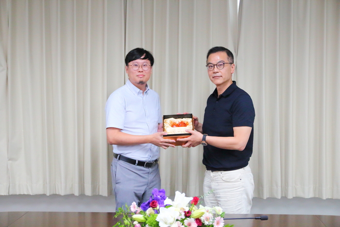 Dean Hu presents the New The faculty Research Award to Prof. Lin Kun-Han from the Department of CHE.