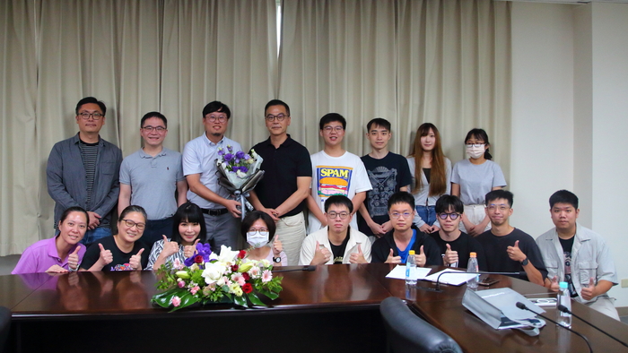Prof. Lin Kun-Han accepts the bouquet presented by the faculty and the students from the Department of CHE.