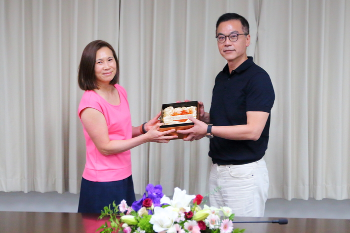 Dean Hu presents the New The faculty Research Award to Prof. Yeh Che-Ning from the Department of MS. Prof. Yeh was unable to attend, and Prof. Keng Pei-Yun accepted the award on her behalf.