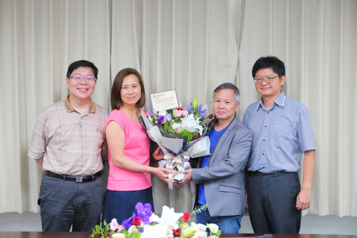 On behalf of Prof. Yeh Che-Ning, Prof. Keng Pei-Yun accepted the bouquet presented by Prof. Chu Ying-Hao (Eddie Chu), Chair of the Department of MS, together with Prof. Liao Chien-Neng, Associate Dean of the College of Engineering, and Prof. Lin Hao-Wu.