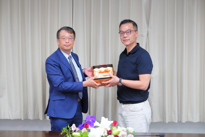 Dean Hu presents the Outstanding Academia-Industry Research Award to Prof. Chen Yu-Bin from the Department of PME.