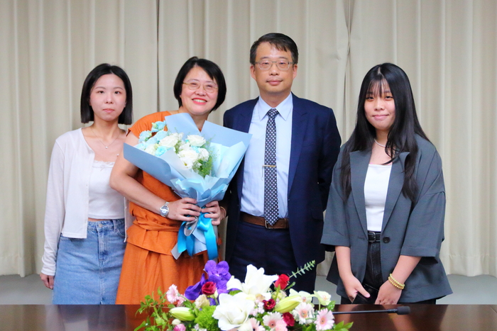 Prof. Chen Yu-Bin accepts the bouquet presented by his lovely spouse and the students from the Department of PME.
