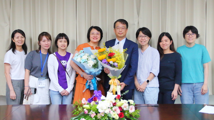 Prof. Chen Yu-Bin and his spouse accept the bouquet presented by the faculty from the Department of PME.
