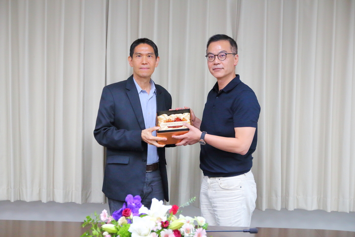 Dean Hu presents the Outstanding Academia-Industry Research Award to Prof. Chu Chih-Hsing from the Department of IEEM.