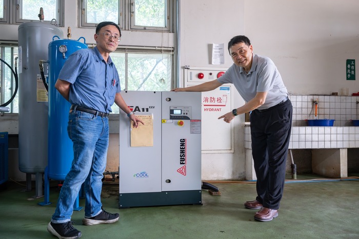 Prof. Wang Pei-Jen (right), Chairman of the Scientific Instrument Center, introduces the air compressors donated by FuSheng.