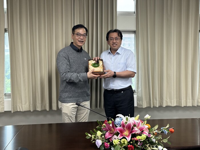 Dean Hu presents the Outstanding Mentor Award for Prof. Wu Chien-Wei from the Department of IEEM.