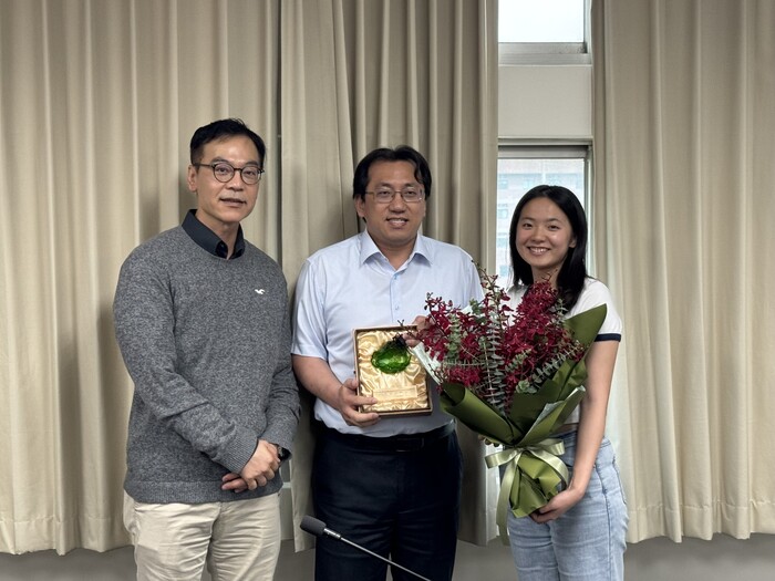 Prof. Wu Chien-Wei, the recipient of the Outstanding Mentor award, accepts the bouquet presented by students from the Department of IEEM.