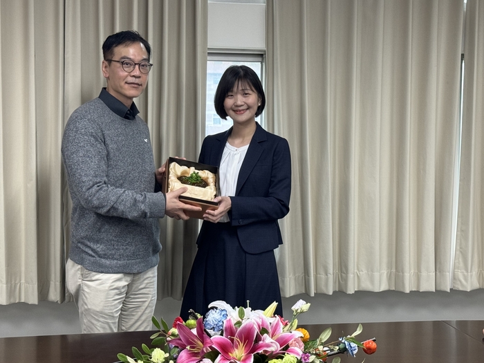 Dean Hu presents the Outstanding Teaching Award for Prof. Lin Tzu-Ying from the Department of MS.