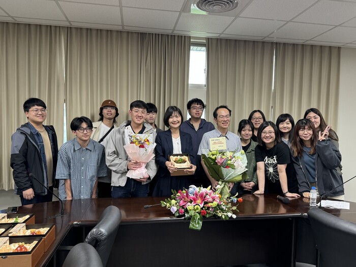 Prof. Lin Tzu-Ying, recipient of the Outstanding Teaching Award, accepts the bouquet presented by Prof. Tsai Che-Wei, Vice Chairman of the Department of MS (standing to the right of Prof. Lin), and students from the department.