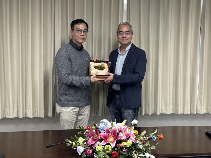 Dean Hu presents the Outstanding Teaching Award for Prof. Chen Chien-Liang from the Department of IEEM.