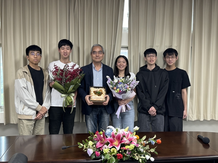 Prof. Chen Chien-Liang, the recipient of the Outstanding Teaching award, accepts the bouquet presented by students from the Department of IEEM.