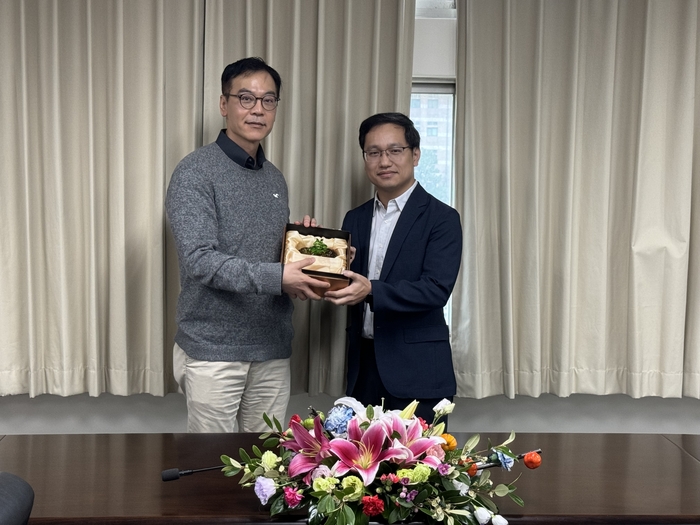 Dean Hu presents the Outstanding Teaching Award for Prof. Huang Chieh-Cheng from the Institute of BME.