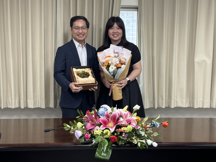 Prof. Huang Chieh-Cheng, the recipient of the Outstanding Teaching award, accepts the bouquet presented by his lovely spouse.
