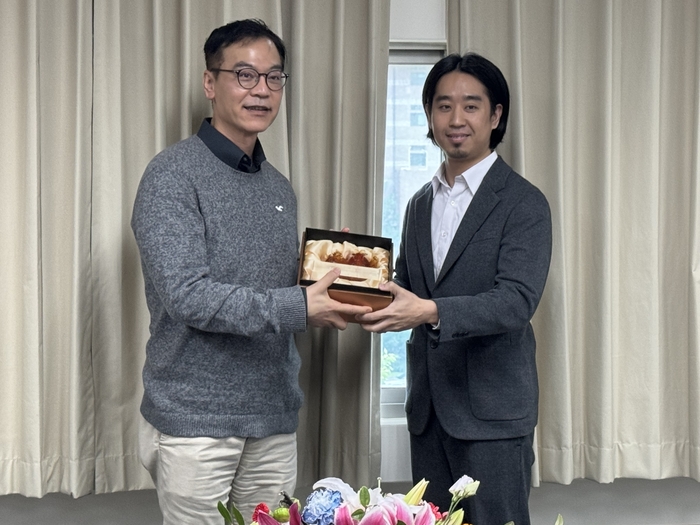 Dean Hu presents the New Faculty Research Award for Prof. Lin Yu-Jeng from the Department of CHE.
