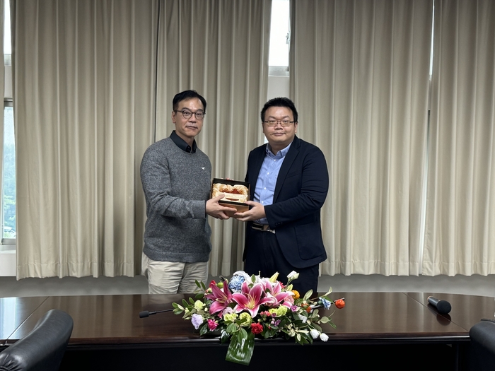 Dean Hu presents the New Faculty Research Award for Prof. Lin Yu-Hsun from the Department of IEEM.