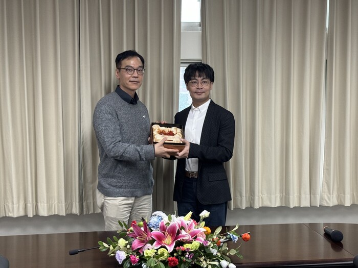 Dean Hu presents the Outstanding Academia-Industry Research Award for Prof. Chou Ho-Hsiu from the Department of CHE.