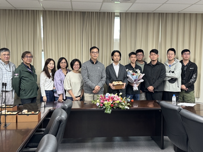 Prof. Lin Yu-Jeng, the recipient of the New Faculty Research award, accepts the bouquet presented by faculty and students from the Department of CHE.