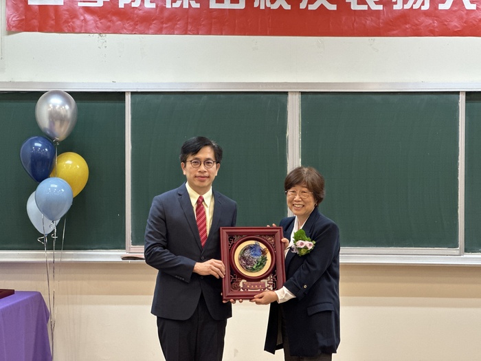 Dean Hung-Yin TSAI presents the Award for the Outstanding Alumni of the College of Engineering to Ms. Hsiao-Yu CHEN, the alumnus from the Department of Chemical Engineering.