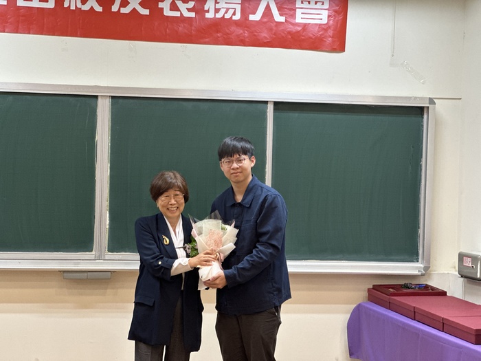 Representative from the Department of Chemical Engineering Presents the bouquet to our dearest alumnus Ms. Hsiao-Yu CHEN.