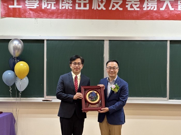Dean Hung-Yin TSAI presents the Award for the Outstanding Alumni of the College of Engineering to Mr. Thomas FANN, the alumnus from the Department of Power Mechanical Engineering.