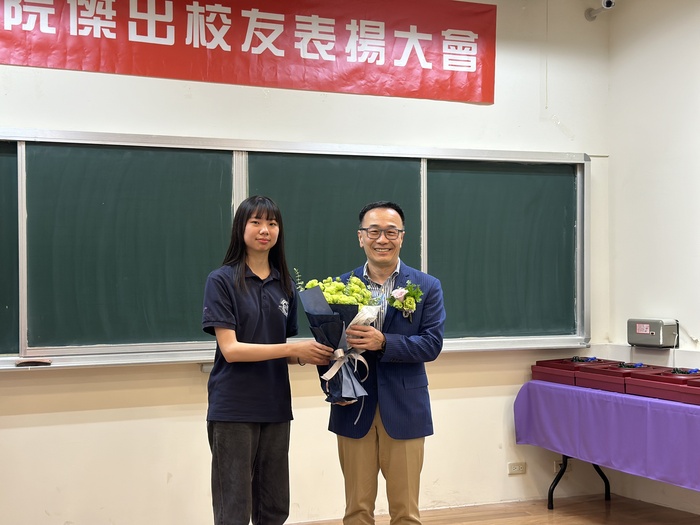Representative from the Department of Power Mechanical Engineering presents the bouquet to our dearest alumnus Mr. Thomas FANN.