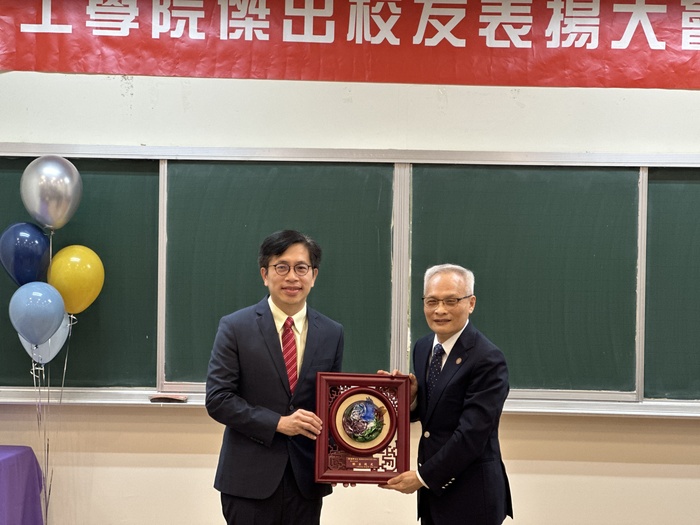 Dean Hung-Yin TSAI presents the Award for the Outstanding Alumni of the College of Engineering to Emeritus Professor Jau-Ho JEAN, the alumnus from the Department of Materials Science and Engineering.