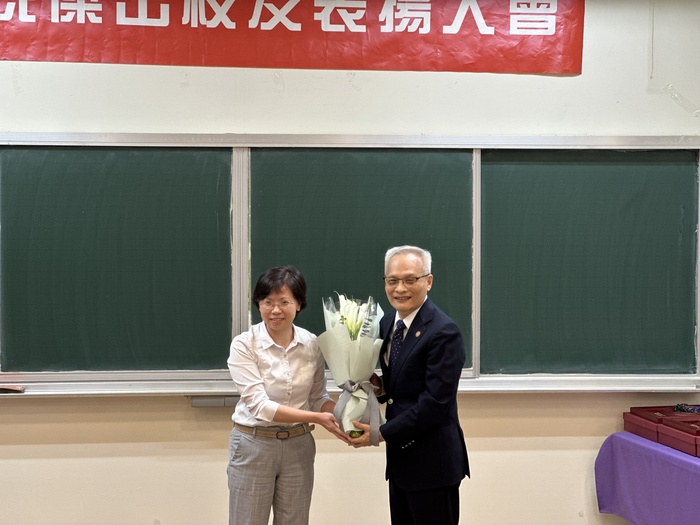Representative from the Department of Materials Science and Engineering presents the bouquet to our dearest alumnus, Emeritus Professor Jau-Ho JEAN.