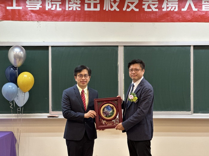 Dean Hung-Yin TSAI presents the Award for the Outstanding Alumni of the College of Engineering to Mr. Rick WEN, the alumnus from the Department of Industrial Engineering and Engineering Management.