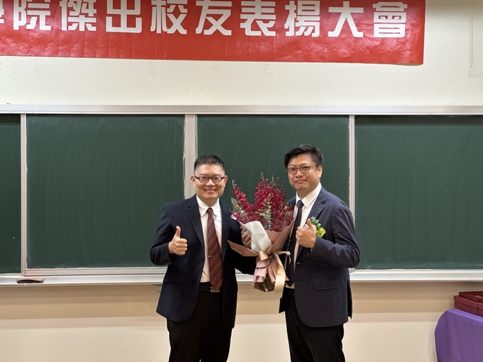 Representative from the Department of Industrial Engineering and Engineering Management presents the bouquet to our dearest alumnus Mr. Rick WEN.