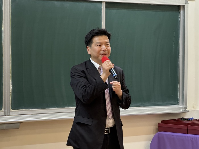 Prof. De-Hao TSAI, Chairman of the Department of Chemical Engineering, introduces our dearest alumnus Ms. Hsiao-Yu CHEN.