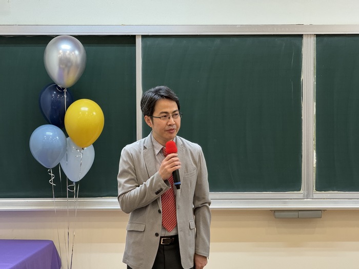Prof. Chih-Yung HUANG, Chairman of the Department of Power Mechanical Engineering, introduces our dearest alumnus Mr. Thomas FANN.
