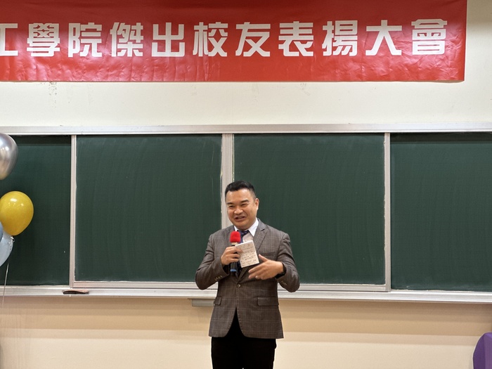 Prof. Po-Yu CHEN, Chairman of the Department of Materials Science and Engineering, introduces our dearest alumnus Emeritus Professor Jau-Ho JEAN.