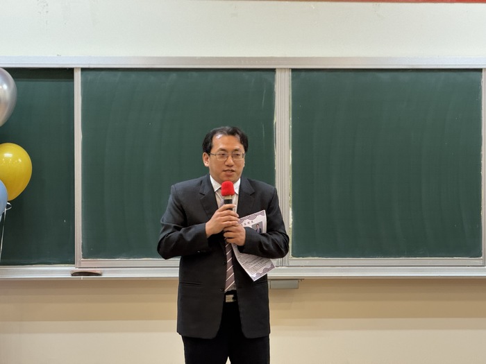 Prof. Jian-Wei WU, Chairman of the Department of Industrial Engineering and Engineering Management, introduces our dearest alumnus Mr. Rick WEN.