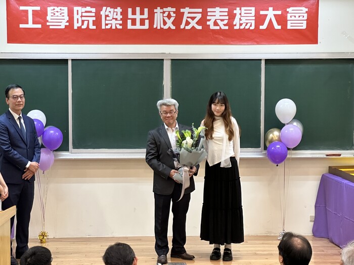 Student representative from the Department of Chemical Engineering Presents the bouquet to our dearest alumnus Mr. Mao-Jung YEH.