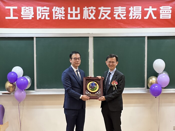 Dean Yu-Chen HU presents the Award for the Outstanding Alumni of the College of Engineering to Mr. Ying-Yuan CHEN, the alumnus from the Department of Power Mechanical Engineering.