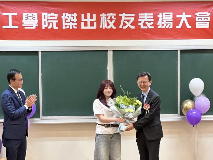 Student representative from the Department of Power Mechanical Engineering presents the bouquet to our dearest alumnus Mr. Ying-Yuan CHEN.