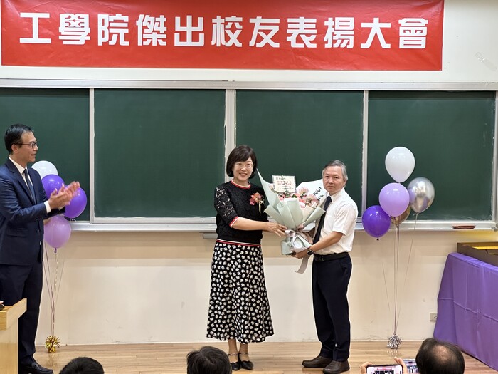 Prof. Ying-Hao (Eddie) CHU, Chairman of the Department of Materials Science and Engineering presents the bouquet to our dearest alumnus, Ms. Shu-Lan YING.